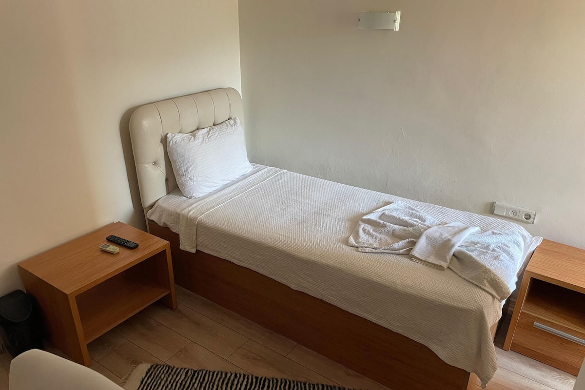 Economy enkelrum | Arbetsyta för laptop, gratis wi-fi och sängkläder