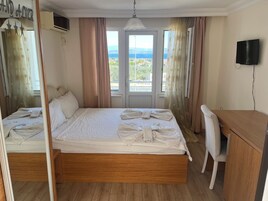 Espacio para trabajar con laptop, wifi gratis y ropa de cama 