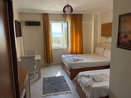 Espacio para trabajar con laptop, wifi gratis y ropa de cama 