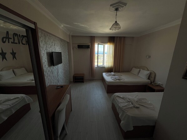 Standard Triple Room | Laptop workspace, free WiFi, bed sheets