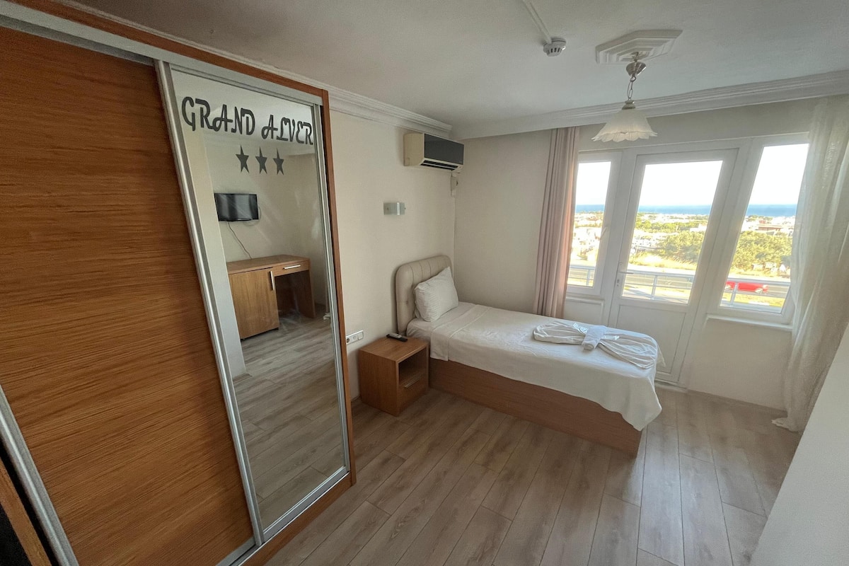 Standard enkelrum | Arbetsyta för laptop, gratis wi-fi och sängkläder