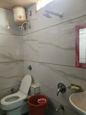 Family Room | Bathroom | Shower, free toiletries, hair dryer, towels