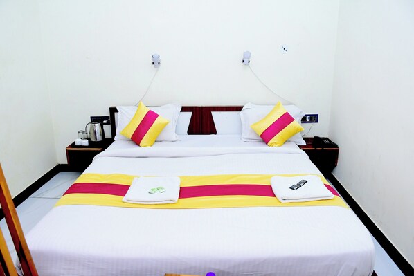 Deluxe Room | Bathroom | Shower, free toiletries, hair dryer, towels