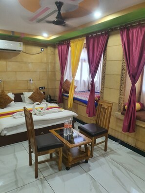 Deluxe Room | Desk, laptop workspace - Hotel Zaza Jaisalmer (Jaisalmer)