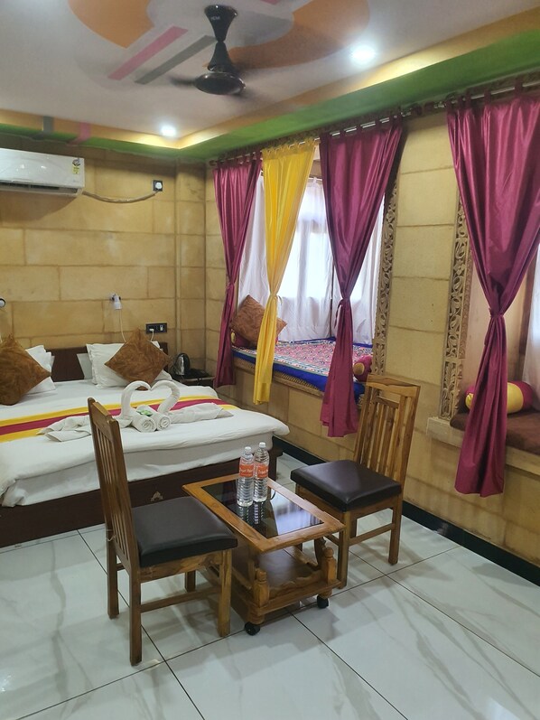 Deluxe Room | Desk, laptop workspace