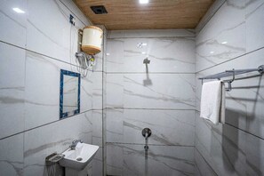 Standard Room | Bathroom | Shower, free toiletries, hair dryer, towels - Hotel Zaza Jaisalmer (Jaisalmer)