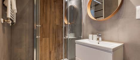 Estudio, balcón | Baño