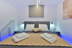 Planxa i posts de planxar, wifi i roba de llit