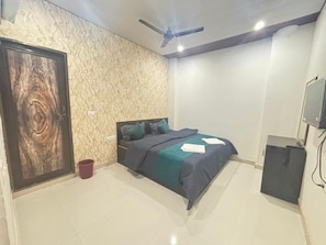 Deluxe Double Room | Free WiFi - Aangan Guest House (Varanasi)