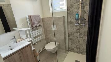 Secadora de cabello, toallas, jabón, papel de baño