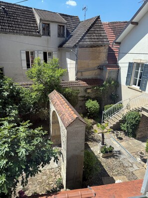 المنطقة المحيطة بالمنشأة