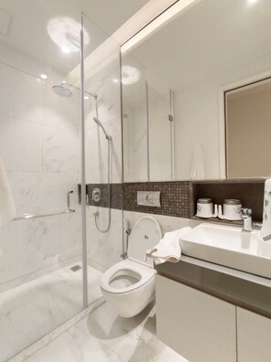 Dusche, Handtücher, Seife, Toilettenpapier