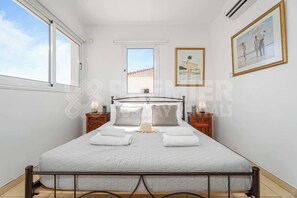 Planxa i posts de planxar, wifi i roba de llit