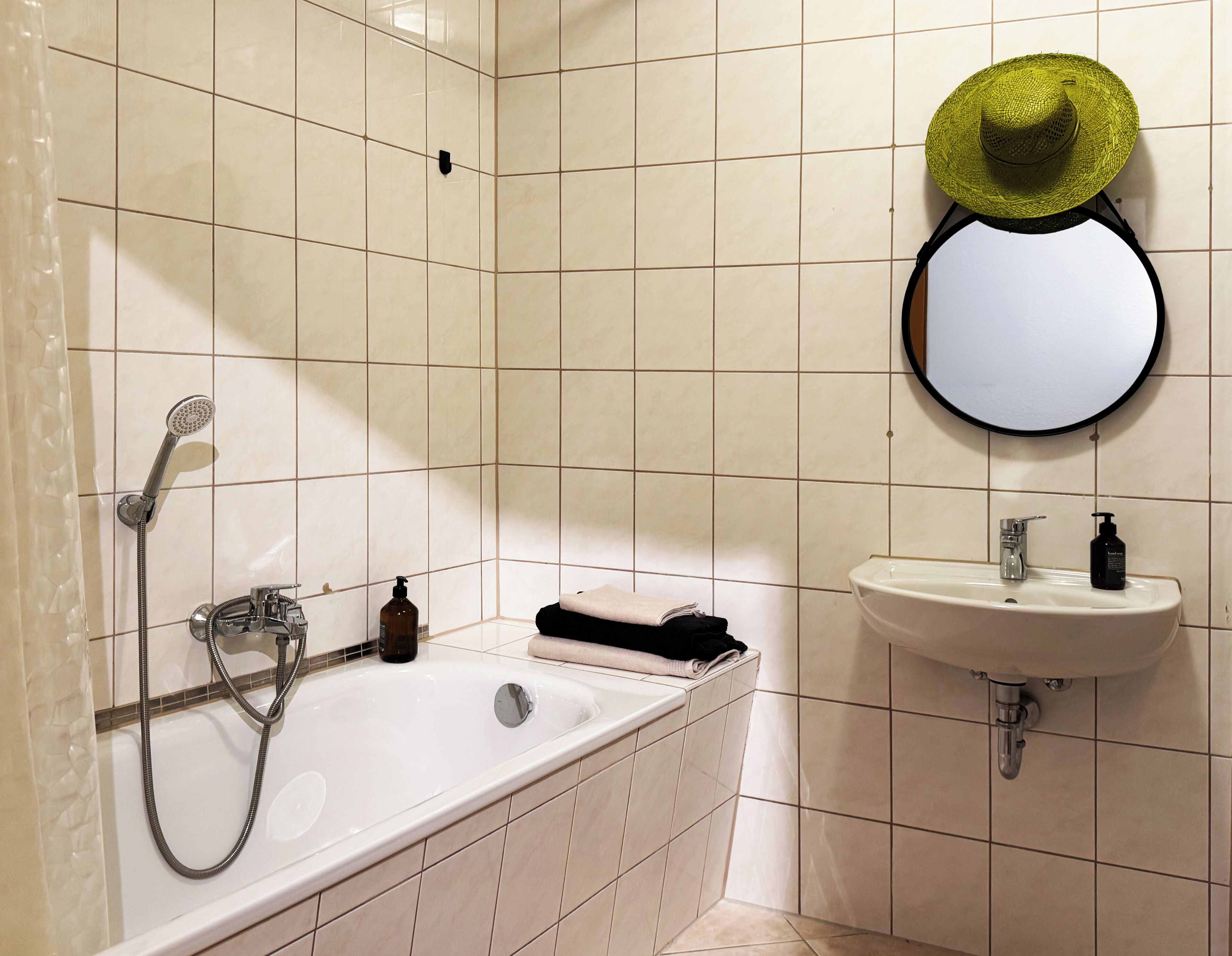 Haartrockner, Handtücher, Seife, Toilettenpapier