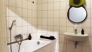 Haartrockner, Handtücher, Seife, Toilettenpapier