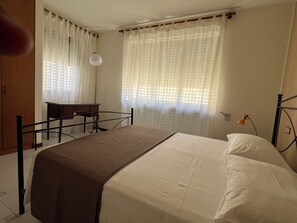 3 chambres, fer et planche à repasser, draps fournis