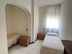 3 quartos, ferros/tábuas de passar roupa, roupa de cama