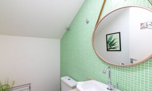 A bathroom with green tiled walls, a white sink, and a round mirror with a pink frame. - 3-bedroom House With Barbecue Pmc0400 (Balneário Camboriú)