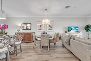 Apartment, 1 King-Bett (Palm Beach 602) | Wohnbereich