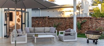  3-bedroom villa within delightful Harare just 10 minutes away from the airport