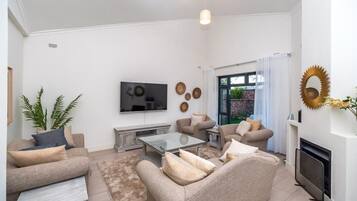 Smart TV, fireplace