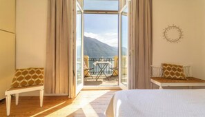 6 chambres, bureau, fer et planche à repasser, lit parapluie