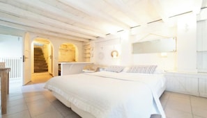 6 bedrooms, desk, iron/ironing board, travel crib