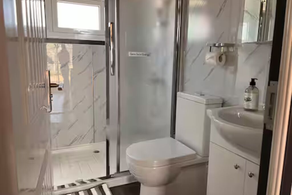 Douche, serviettes fournies, papier toilette