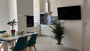 Kaffetrakter/tekoker, kjøleskap, mikrobølgeovn og ovn