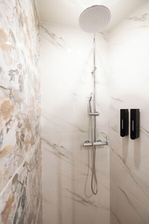 Douche, sèche-cheveux, serviettes fournies, savon
