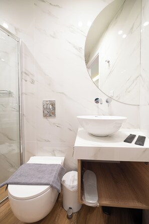 Douche, sèche-cheveux, serviettes fournies, savon