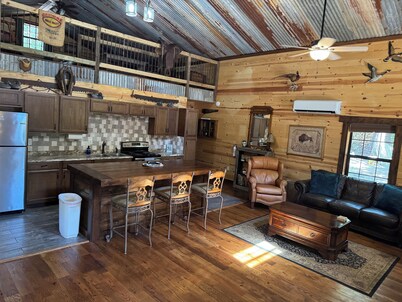 Cozy Pettit Bay/Lake Tenkiller pet friendly cabin. Hunters & Fishermen welcome.