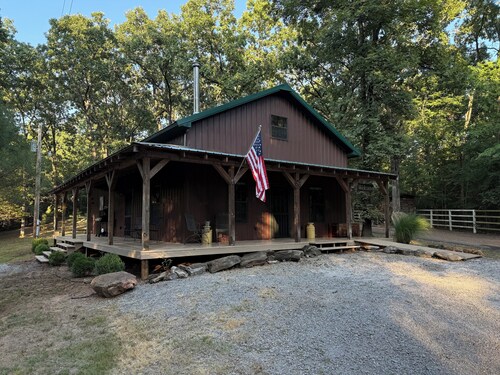 Cozy Pettit Bay/Lake Tenkiller pet friendly cabin. Hunters & Fishermen welcome.