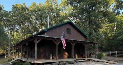 Cozy Pettit Bay/Lake Tenkiller pet friendly cabin. Hunters & Fishermen welcome.