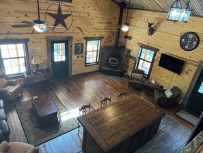 Smart TV, chimenea y libros 