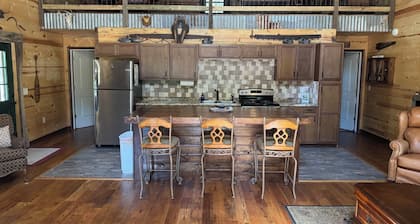 Cozy Pettit Bay/Lake Tenkiller pet friendly cabin. Hunters & Fishermen welcome.