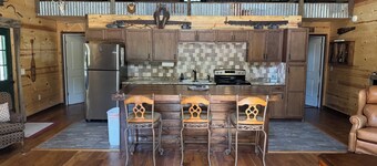 Cozy pet friendly cabin about 5 minutes to Pettit Bay on Tenkiller Ferry Lake.