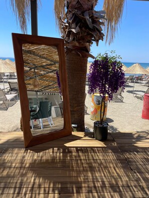 على الشاطئ، حافلة نقل من وإلى الشاطئ مجانًا، كبائن على الشاطئ مجانًا