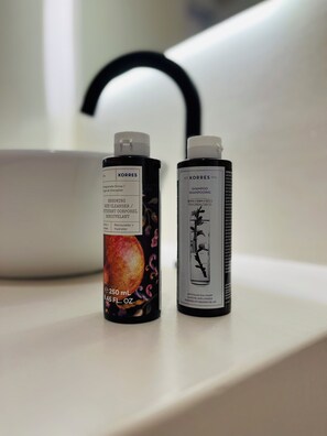 Douche, sèche-cheveux, serviettes fournies, savon