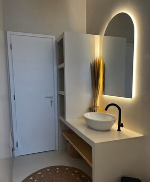 Douche, sèche-cheveux, serviettes fournies, savon