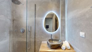 シャワー、タオル、石鹸、トイレットペーパー