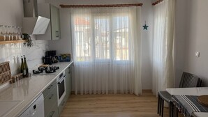 Kjøleskap, ovn, kokeplater og oppvaskmaskin
