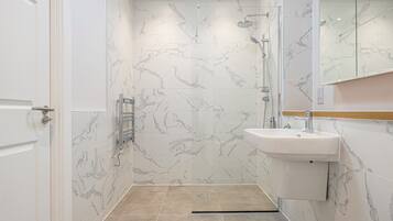 Standard Apartment (2 Bedrooms) | Bathroom | Shower, free toiletries, hair dryer, toilet paper