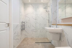 Ducha, artículos de tocador gratuitos, secador de pelo, papel higiénico