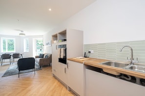 Căn hộ Tiêu chuẩn (2 Bedrooms) | Bếp riêng | Tủ lạnh, lò nướng, bếp nấu, dụng cụ pha cà phê/trà