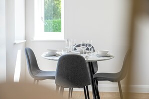 Comfort-Apartment (2 Bedrooms) | Essbereich im Zimmer