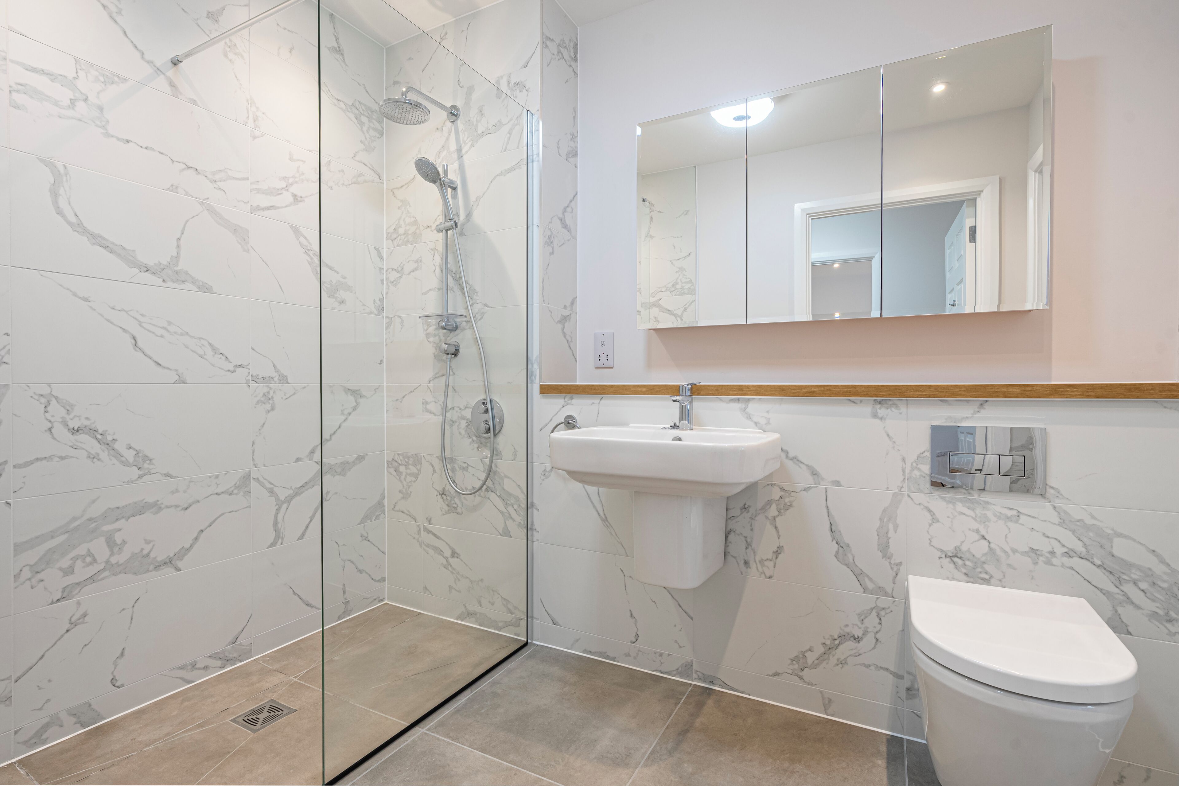 Standard Apartment (2 Bedrooms) | Bathroom | Shower, free toiletries, hair dryer, toilet paper
