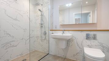 Standard Apartment (2 Bedrooms) | Bathroom | Shower, free toiletries, hair dryer, toilet paper