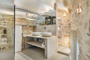 Douche, serviettes fournies
