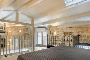 1 bedroom, iron/ironing board - GuestHost - Charming 65 sqm apartment, tastefully furnished and perfect for a stay for two. Located on the ground floor of a characteristic building, the accommodation was created from the ancient caves of Modica and transformed into a charming two-level (Modica)